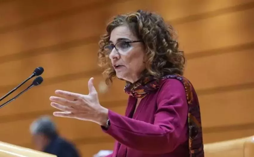 Montero estudiará que pueda haber alguna partida finalista en la financiación autonómica para la sanidad pública