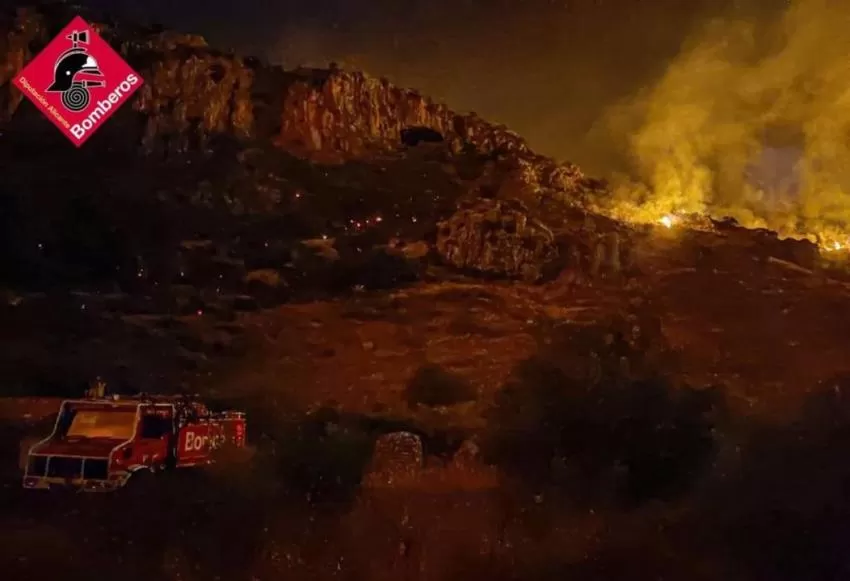 Murcia envía medios aéreos y terrestres para colaborar en la extinción del incendio de la Vall d'Ebo