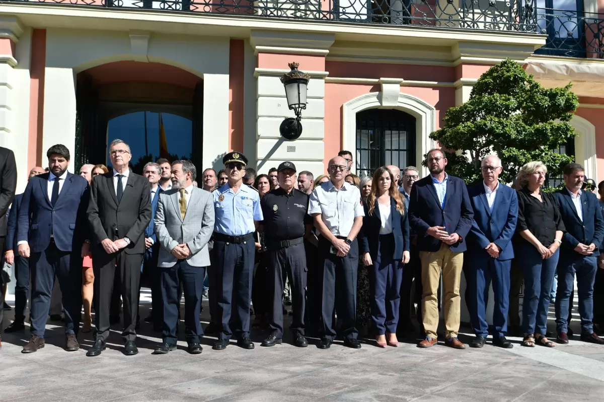 Murcia guarda un minuto de silencio en memoria de los fallecidos por los incendios de las discotecas de Atalayas