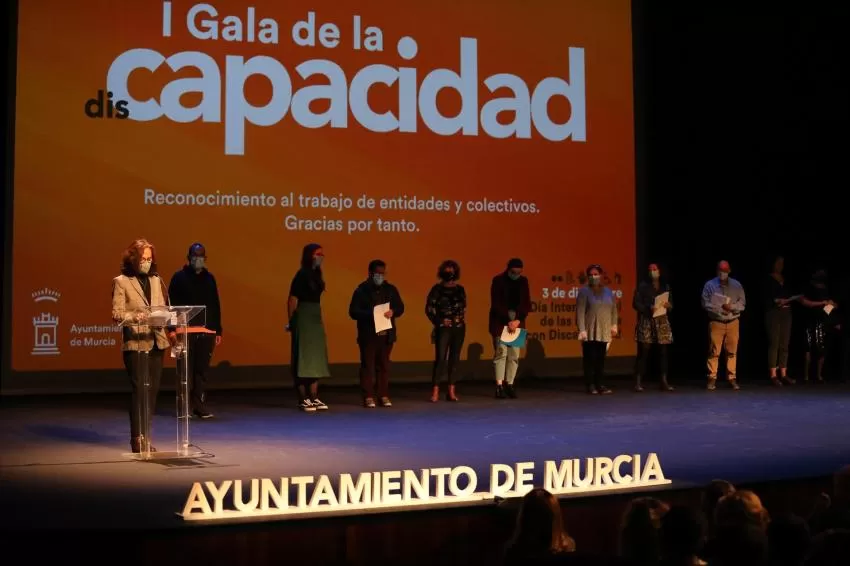 Murcia ilumina este viernes de naranja sus espacios y edificios para conmemorar el Día de las Personas con Discapacidad