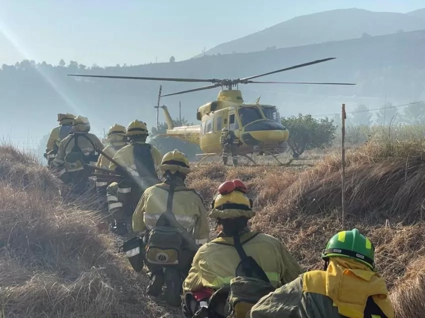 Murcia suma ocho efectivos más al operativo de extinción del incendio de la Vall D'Ebo, en Alicante