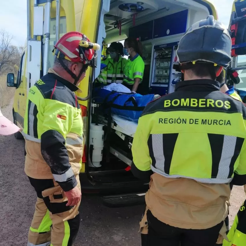 Herido un hombre al caer por un terraplén con el vehículo que conducía mientras trabajaba en Totana