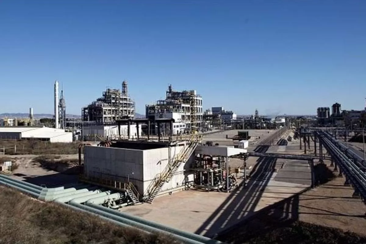 La plantilla de la antigua Sabic corta los accesos a la planta de La Aljorra por el temor al cierre: unos 500 empleos en el aire