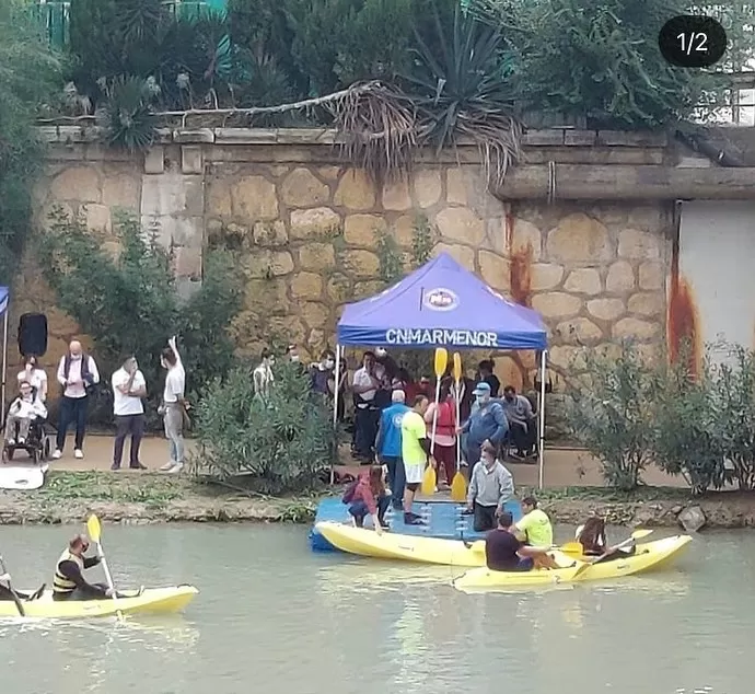 Niños con parálisis cerebral navegan en piragua por el Segura para concienciar y poner en valor el deporte adaptado