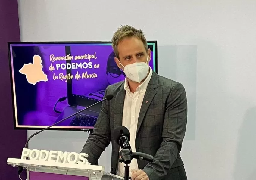 Podemos: "Lo que dificulta el aprendizaje es despedir a 1.500 docentes y abarrotar las aulas"