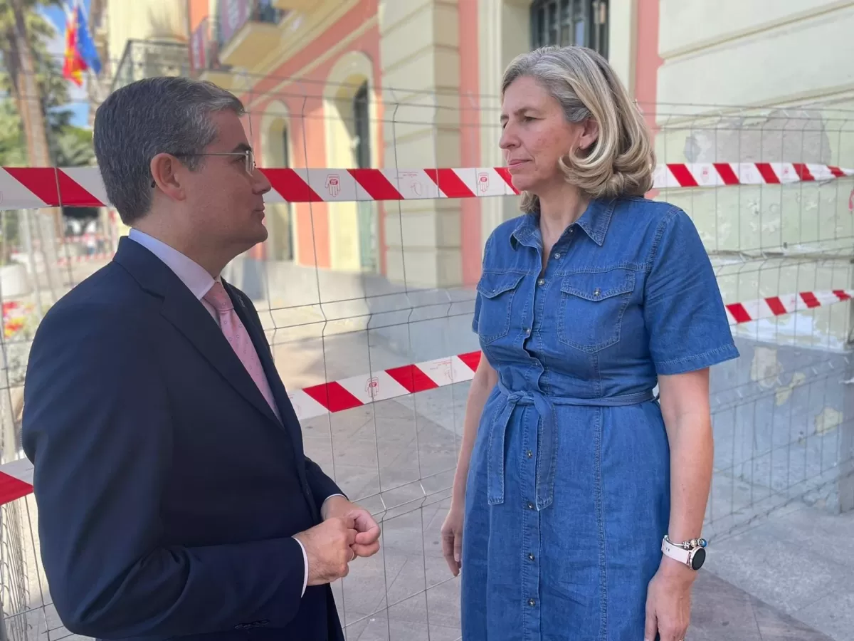 PP Murcia lamenta la pérdida de fondos europeos del PSOE mientras la fachada del Consistorio sufre desprendimientos