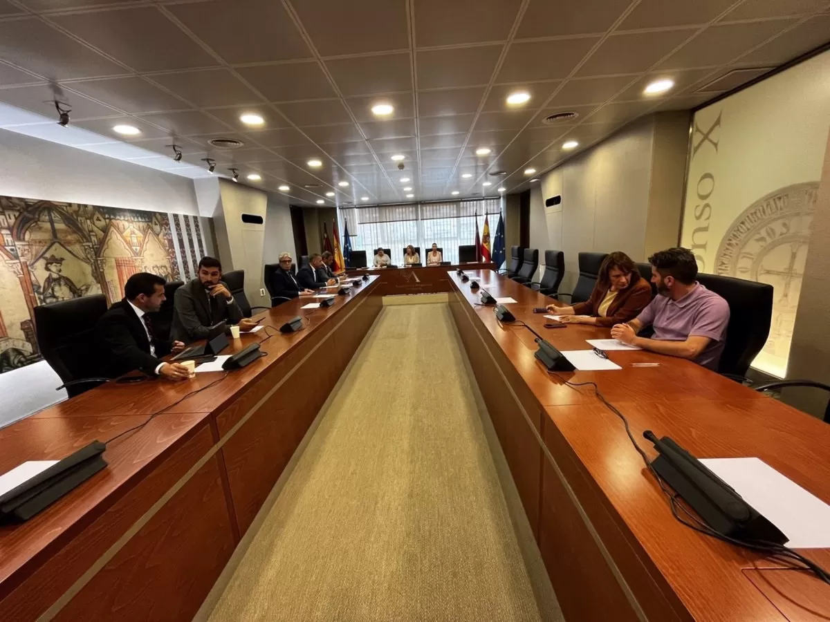 PP y VOX insisten en la necesidad de hablar, pero aún no hay acuerdo para conseguir la investidura de López Miras