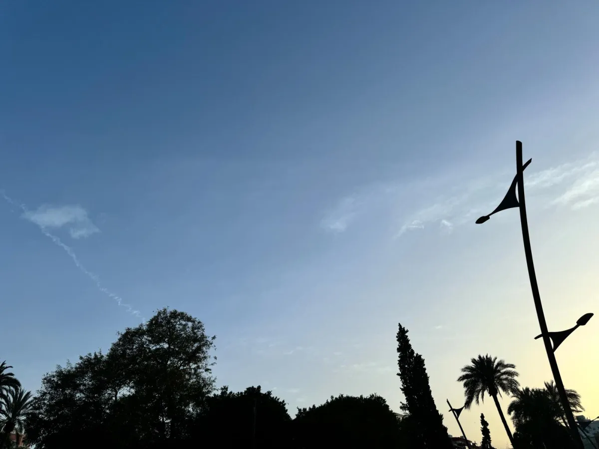 Predominio de los cielos nubosos, con una pequeña probabilidad de lloviznas ocasionales