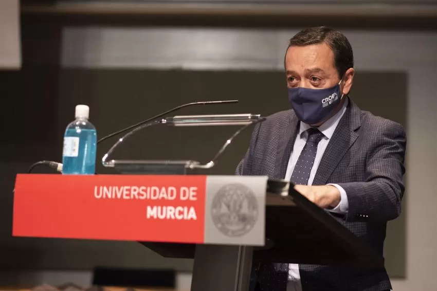 Presidente de CROEM ensalza la formación continua en el acto de clausura de los Másteres Oficiales de Economía
