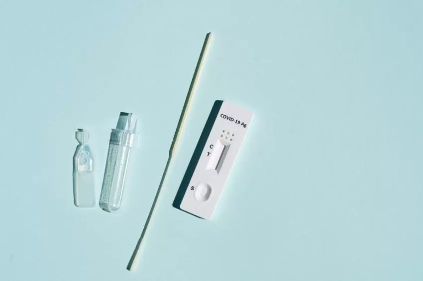 ¿Qué hacer si doy positivo en una prueba de farmacia contra el Covid?