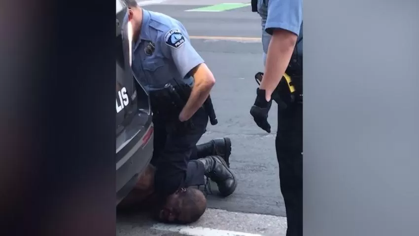 Racismo policial en EEUU: un vídeo capta la muerte de un hombre negro en EEUU tras ser asfixiado por un policía blanco