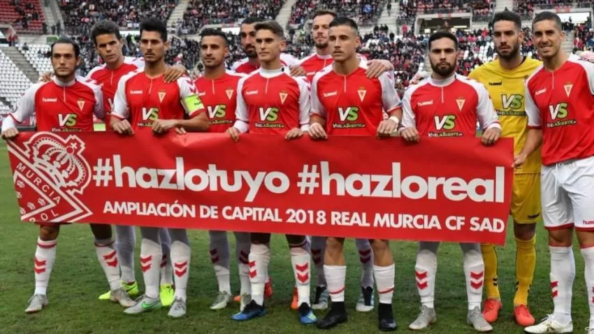 El Real Murcia en causa de disolución y condenado a entenderse con De la Vega