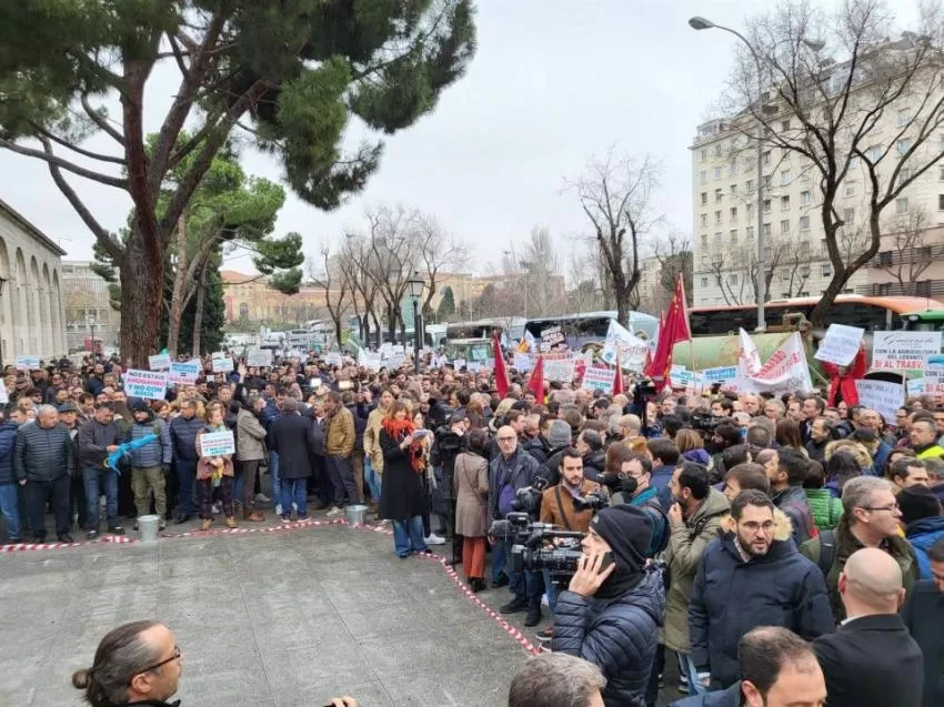 Regantes y políticos de Levante se concentran contra Ribera por el trasvase Tajo-Segura: "Nos estáis ahogando"
