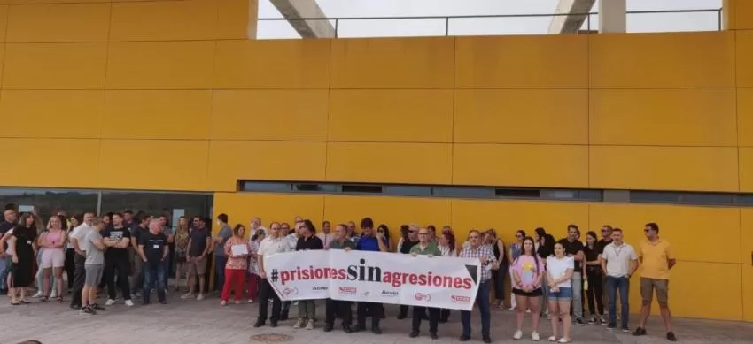 Representantes sindicales en el centro penitenciario de Campos del Río se concentran contra las agresiones al personal