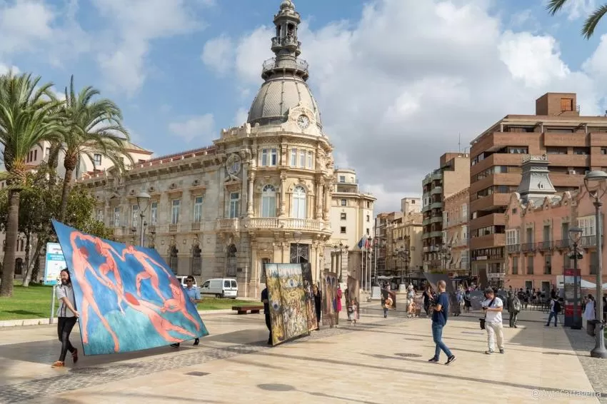 Reproducciones de cuadros del Museo del Prado recorren Cartagena, recordando una acción de 1931 por la España rural