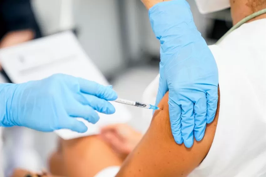 Las enfermeras avisan de que retrasar la segunda dosis puede poner en peligro la inmunidad de grupo