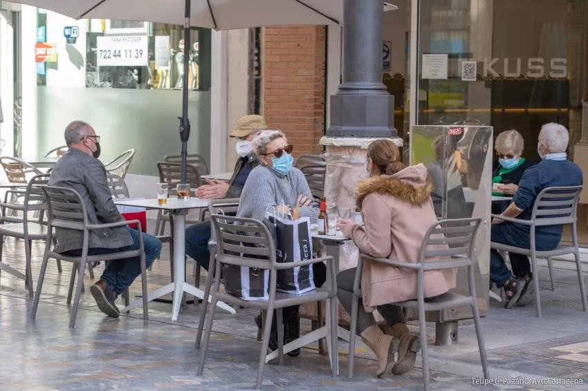 Salud amplía las reuniones a cuatro no convivientes y bares y comercios podrán abrir hasta las 22 horas