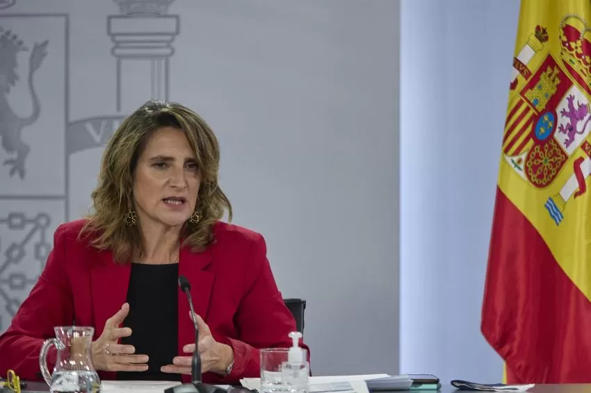 Ribera mantiene que los hogares pagarán por la luz lo mismo que en 2018, a pesar del récord del 'pool'