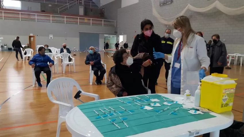 Salud vacuna esta tarde en Lorca a más de 3.000 personas de entre 70 y 75 años