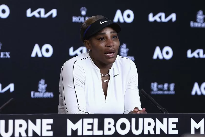 Serena Williams rompe a llorar y abandona la rueda de prensa tras caer ante Osaka en las semifinales del Australian Open