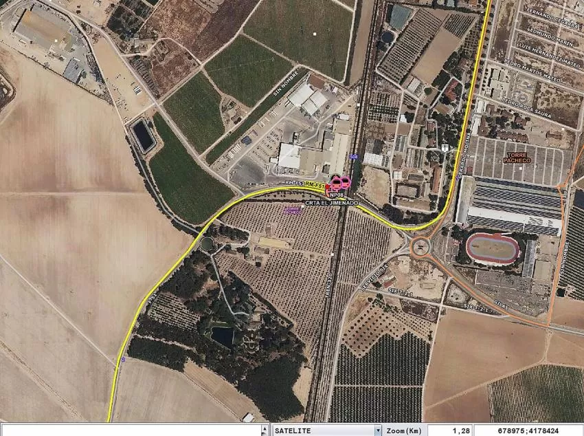 Servicios de emergencia trabajan para extinguir el fuego declarado en una nave de frutas en Torre Pacheco