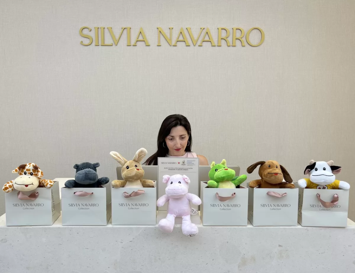 Silvia Navarro vende peluches de la Fundación Infantil Ronald McDonald a beneficio de la Sala Familiar de la Arrixaca