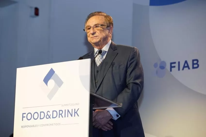 Tomás Fuertes recibe el Reconocimiento de FIAB por su entrega y contribución al impulso del sector agroalimentario