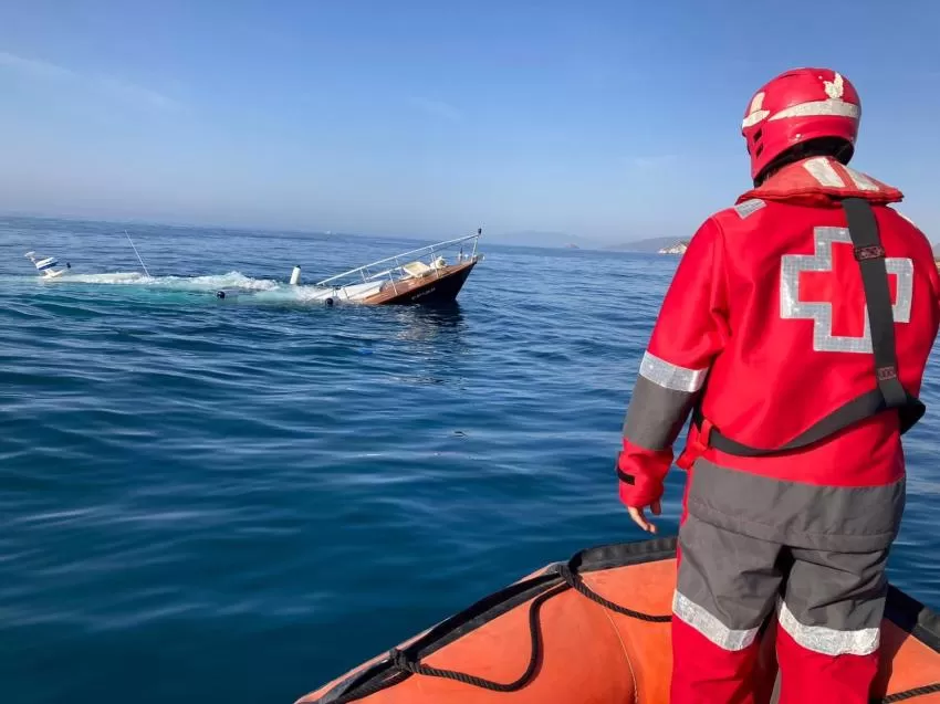 Tratan de reflotar la motora de 15 metros que se ha hundido en Águilas