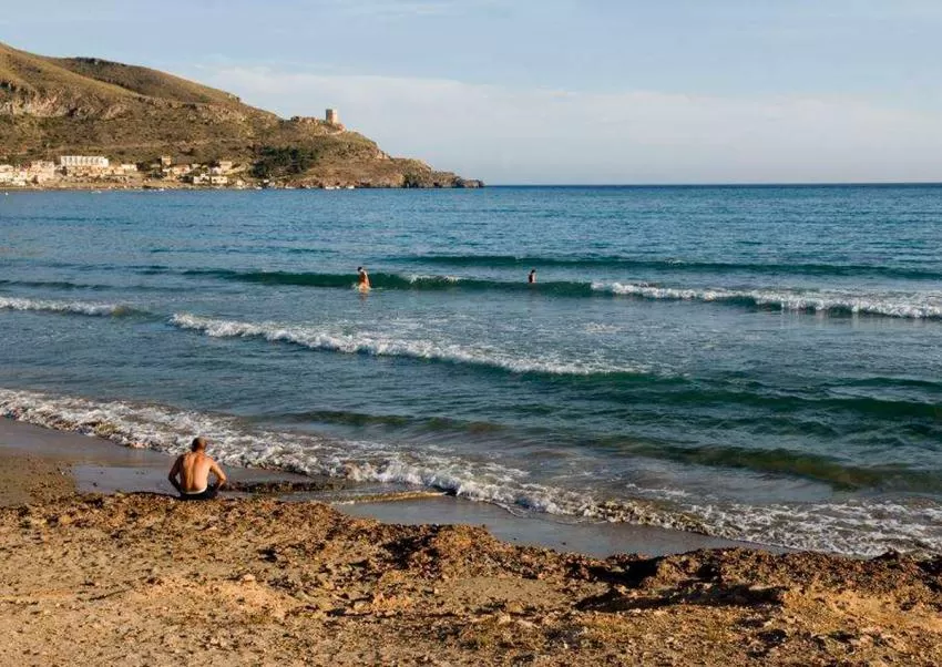 La Región de Murcia despliega 32 banderas azules que garantizan playas seguras y de calidad este verano