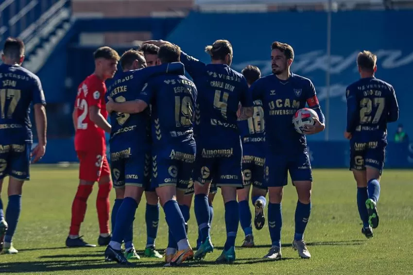 El UCAM Murcia CF descarrila frente al Sevilla