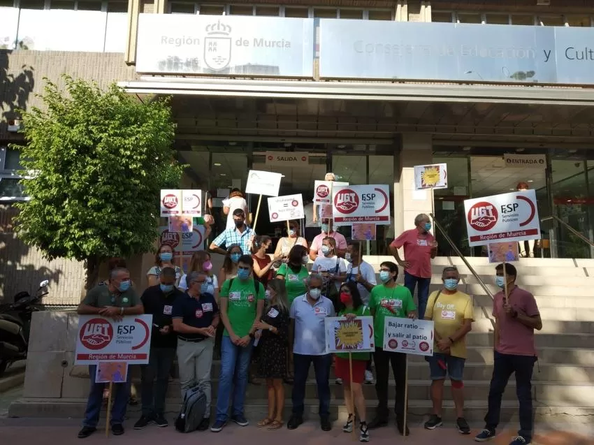 UGT insta a Campuzano a destinar los fondos Covid a contratar más docentes para garantizar la seguridad este curso