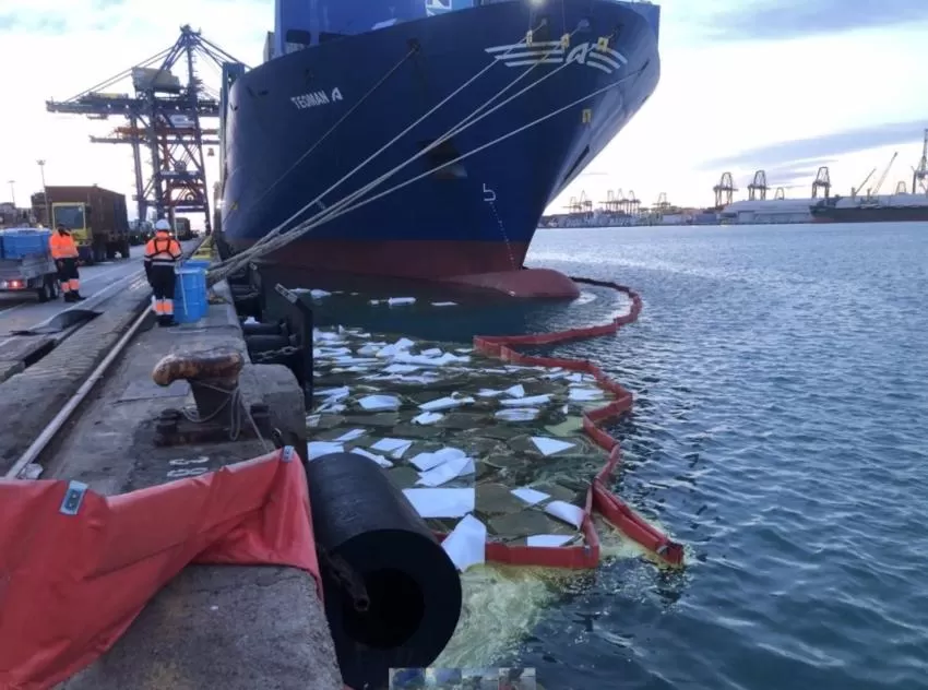 Un accidente en un contenedor de un barco provoca un derrame de aceite lubricante en el Puerto de Valencia