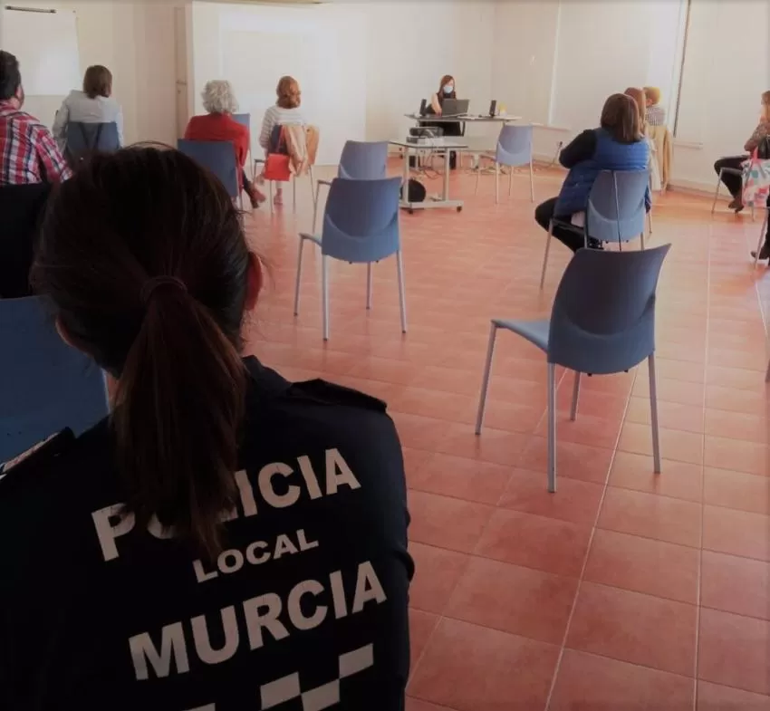 Un centenar de funcionarios del Ayuntamiento de Murcia se forma en igualdad