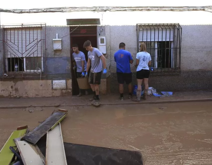 Un centenar de voluntarios de la UCAM ayudan a los damnificados por las lluvias en Javalí Viejo