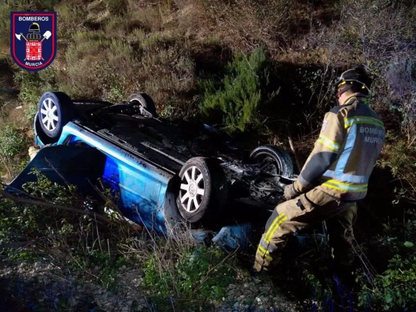 Un conductor en estado de embriaguez vuelca su coche en la autovía A-30 a su paso por Murcia