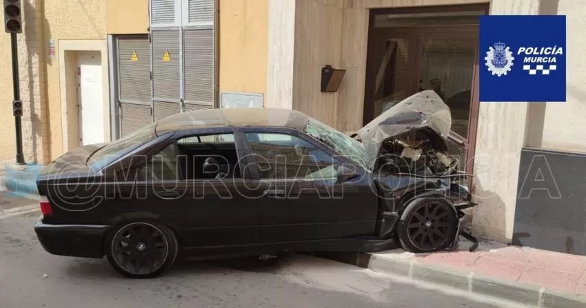 Un conductor se sale de la vía y se empotra en un edificio de Corvera