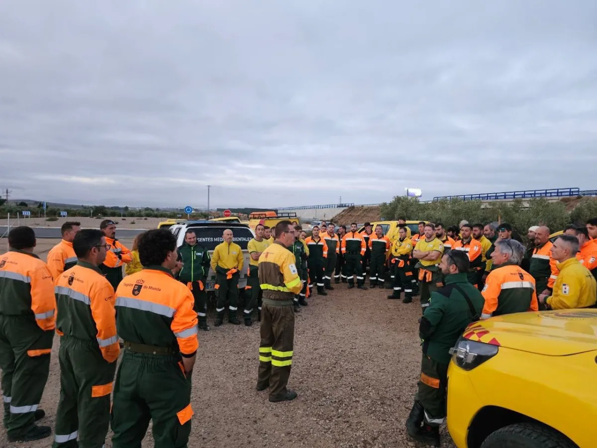 Un contingente con 60 efectivos de las brigadas forestales viaja a la Comunidad Valenciana para relevar a sus compañeros
