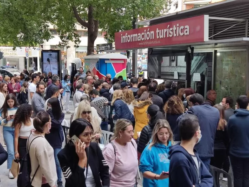 Un grupo de afectados por la venta de sillas para el Entierro de la Sardina cortan el tráfico en la Gran Vía