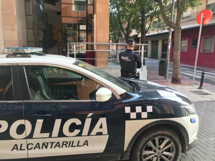 Un joven rompe la ventana de un autobús tras discutir con el conductor