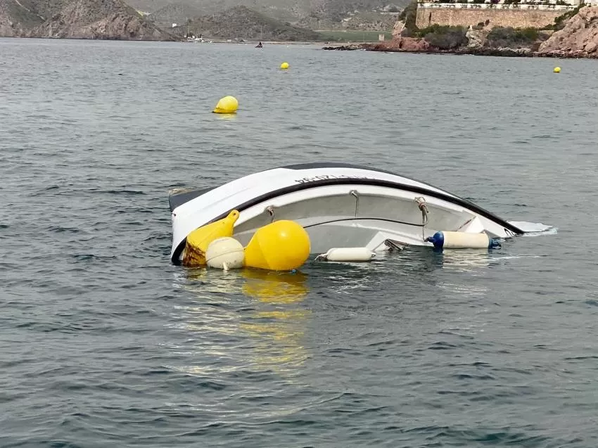 Una embarcación se hunde en las inmediaciones de Calabardina