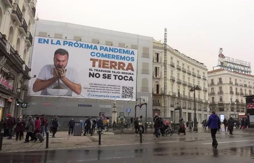 Una lona de 300 m2 alerta en Madrid de que el "recorte" al trasvase "hará que comamos tierra en la próxima pandemia"