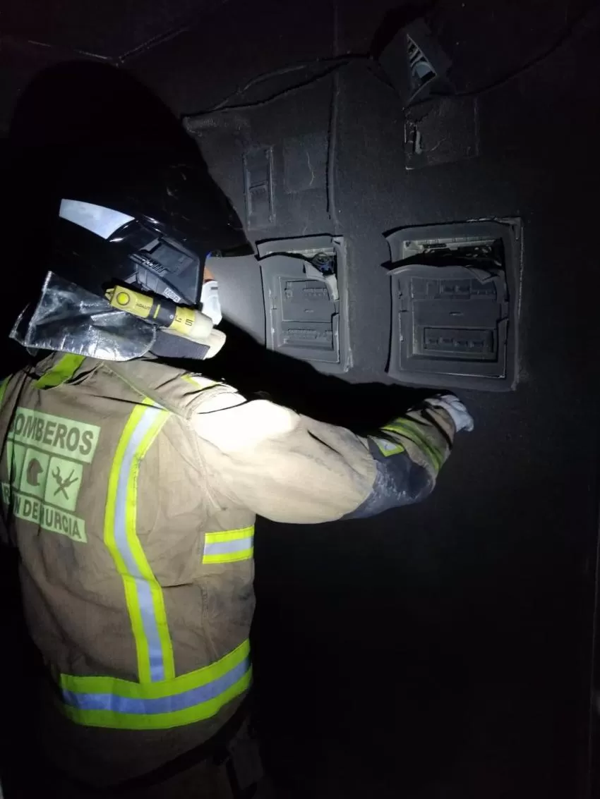 Una mujer de 76 años, afectada por la inhalación de humo en un incendio de un edificio en Mazarrón