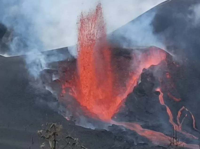 Una nueva colada se desborda en la zona norte del volcán de La Palma y podría afectar a La Laguna