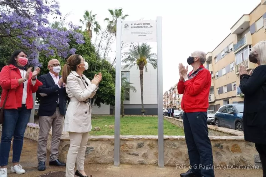 Una plaza en la Urbanización Mediterráneo en honor a Carmen Hernández