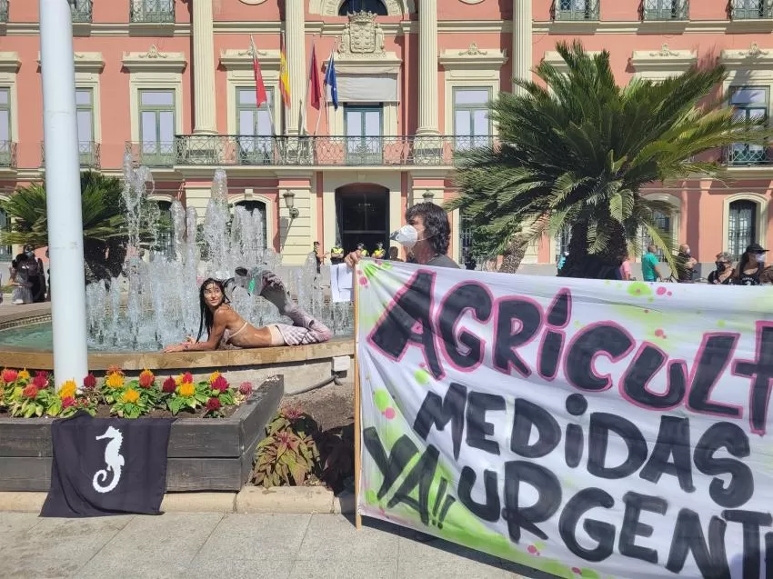 Una sirena se suma a la ILP y "se moja" en la plaza de La Glorieta de Murcia por el Mar Menor