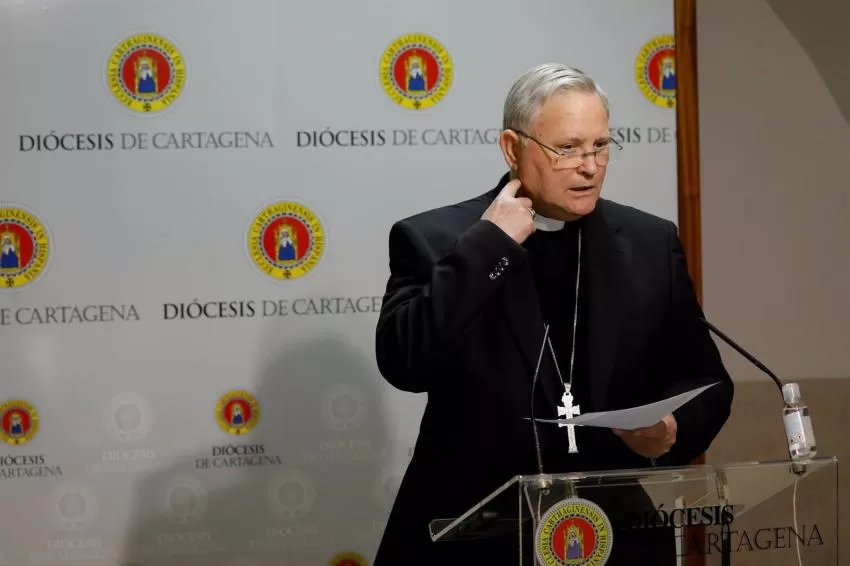 Una trabajadora anónima revela cómo fue la vacunación del obispo: "Comentamos la frescura y la poca vergüenza"