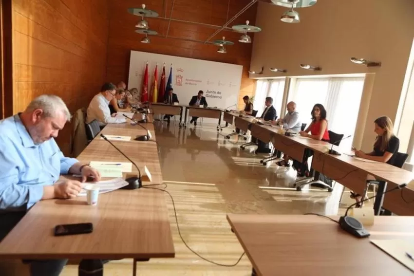 Una treintena de personas podrán formarse en técnicas de costura en La Alberca, Torreagüera y Sucina