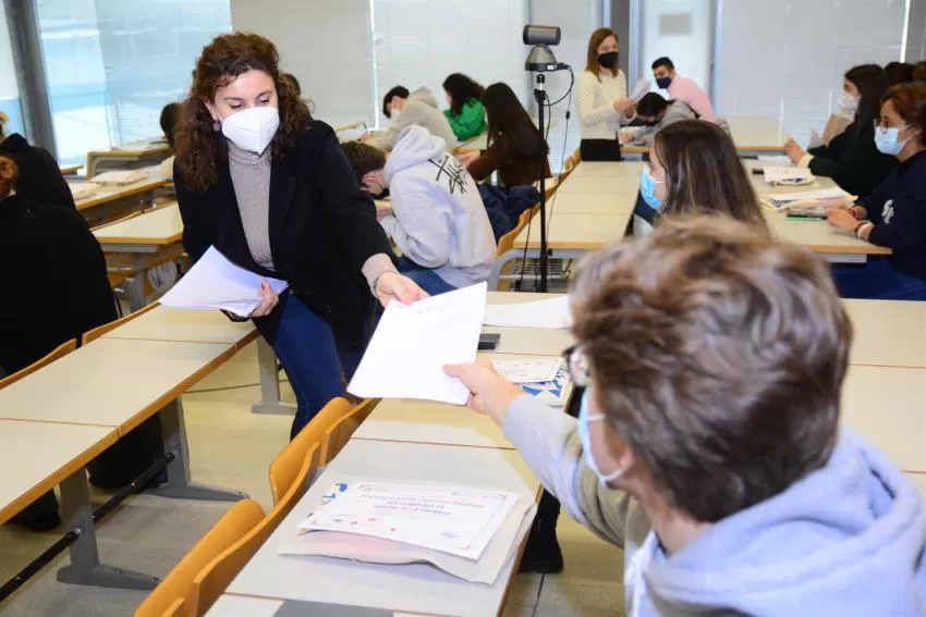 Una treintena de preuniversitarios compite en la Olimpiada de Ciencias de la Empresa