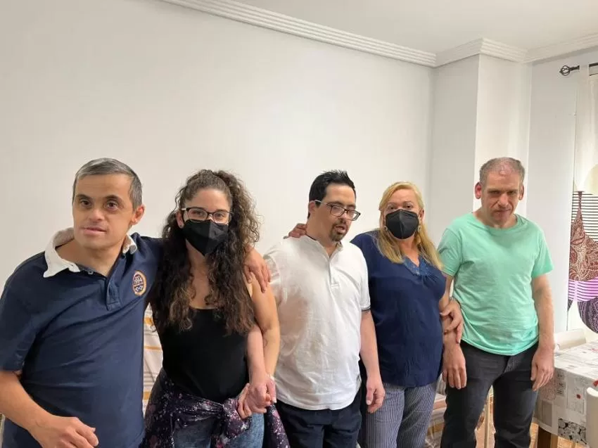 Una vivienda para que discapacitados intelectuales con grandes necesidades de apoyo residan en comunidad
