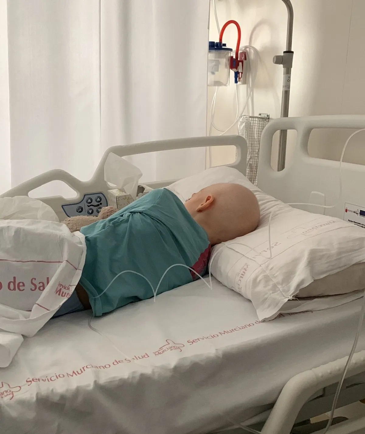 Unos padres denuncian las continuas negligencias en el diagnóstico y tratamiento del cáncer de su hija de 9 años